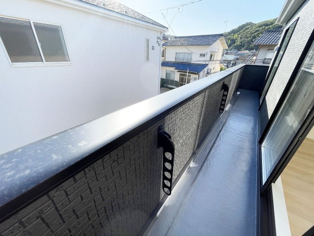 広々したバルコニーは洗濯干しに助かります