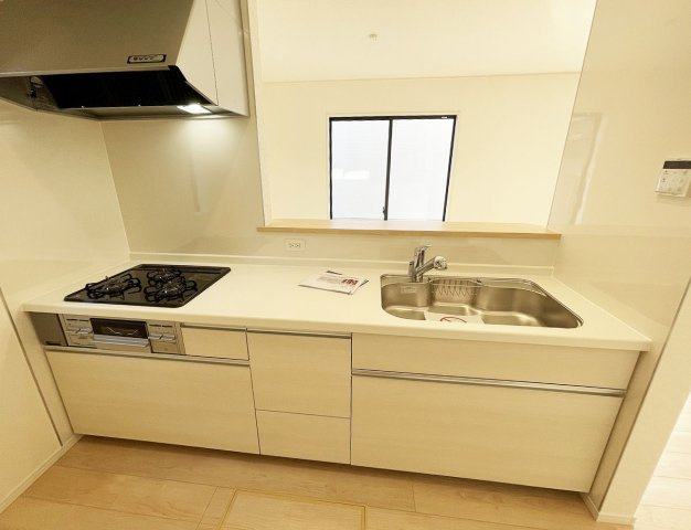 毎日使うキッチンだからこそ、収納たっぷりの使い勝手の良いシステムキッチンは必須です。