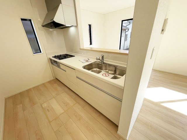 対面キッチンなので、調理や洗い物をしながらリビングダイニングを見渡せます。