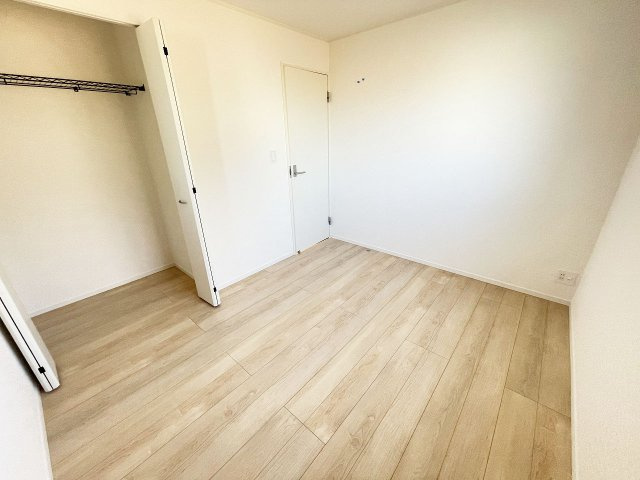 シンプルな洋室は、様々なインテリアに合わせやすいのが魅力です