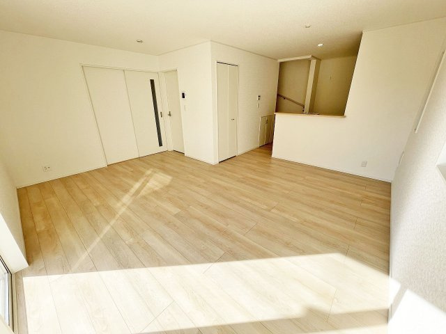 窓から差し込む彩光はリビングを明るく広々としたスペースに感じさせてくれます。