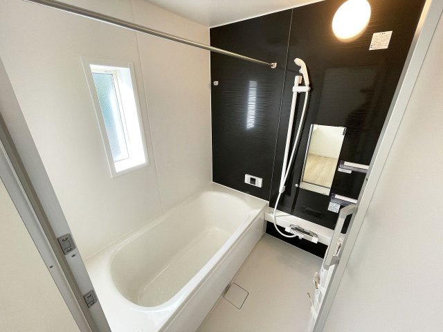 落ち着いた色合いの壁面が特徴の浴室。ゆっくり寛ぐ事の出来る空間です