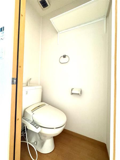 上段の棚があるだけでトイレ用品が邪魔になりません