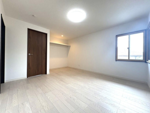 北九州市小倉南区志井鷹羽台の中古一戸建【洋室】オープンクローゼットとクローゼットを使い分けて、お部屋スッキリ！