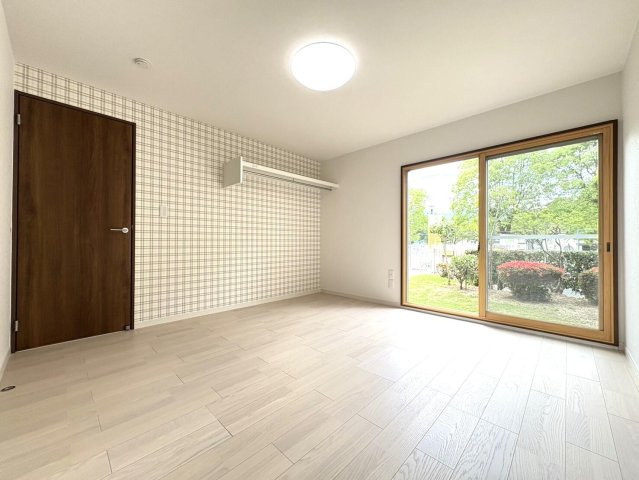 北九州市小倉南区志井鷹羽台の中古一戸建【洋室】壁紙がかわいい洋室　5.6帖