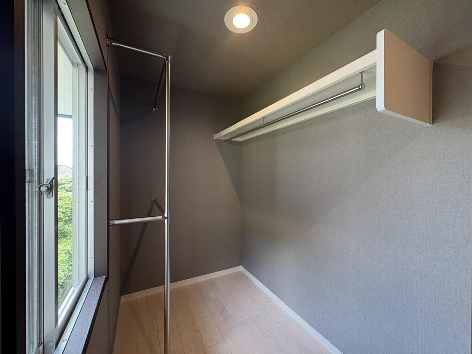北九州市小倉南区志井鷹羽台の中古一戸建【収納】ウォークインクローゼットの中には洋服がたっぷり収納できるので家族数多い方にもおすすめ★