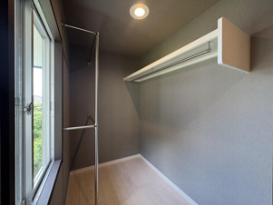北九州市小倉南区志井鷹羽台の中古一戸建【収納】ウォークインクローゼットの中には洋服がたっぷり収納できるので家族数多い方にもおすすめ★