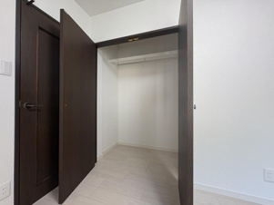 北九州市小倉南区志井鷹羽台の中古一戸建【収納】クローゼットの中には枕棚+パイプがあるので洋服も収納しやすいです♪