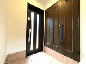 北九州市小倉南区志井鷹羽台の中古一戸建【玄関】家族の靴をすっきり収納できる靴箱付きの玄関です♪