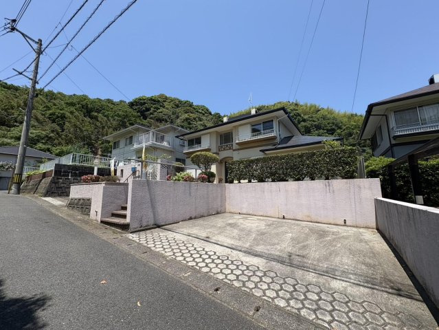 北九州市小倉南区志井鷹羽台の中古一戸建【前面道路含む現地写真】幅員4.6ｍ　接道14.9ｍ　駐車場3台