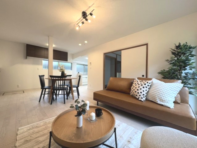 北九州市小倉南区志井鷹羽台の中古一戸建【居間・リビング】家具付きです！すぐにでも入居できます♪