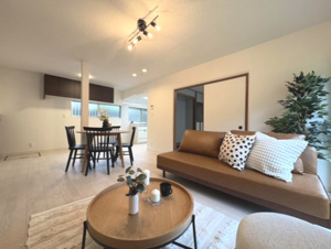 北九州市小倉南区志井鷹羽台の中古一戸建【居間・リビング】家具付きです！すぐにでも入居できます♪