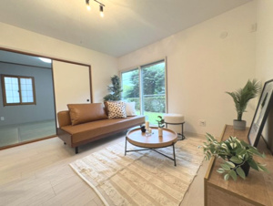 北九州市小倉南区志井鷹羽台の中古一戸建【居間・リビング】オシャレ家具付きです♪