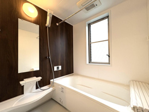 北九州市小倉南区志井鷹羽台の中古一戸建【浴室】ゆったり足が伸ばせる広さの浴槽を完備
