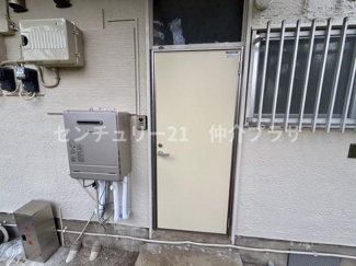 シンプルで実用的な玄関が魅力的です。設備がしっかり整っており日々の生活をサポートします。外部設備も目立たず玄関周りがすっきりとしています。落ち着いた印象で安心感があります。