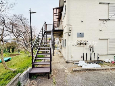 この物件は静かな住宅地に位置し周囲の自然に恵まれています。