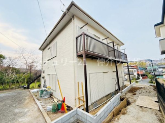 この外観はしっかりとした造りで安心感を持てます。周囲の環境とも調和し落ち着いた雰囲気を醸し出しています。日当たりも良好で快適な暮らしが期待できます。