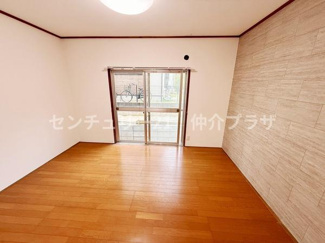 広々としたリビングが印象的です。自然光が差し込み明るい空間を保ちます。床材の色合いが落ち着きを与え快適に過ごせるでしょう。シンプルなデザインがインテリアの自由度を高めます。