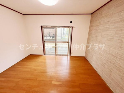 広々としたリビングが印象的です。自然光が差し込み明るい空間を保ちます。床材の色合いが落ち着きを与え快適に過ごせるでしょう。シンプルなデザインがインテリアの自由度を高めます。