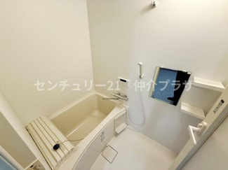 明るく清潔感のあるバスルームが毎日の疲れをやさしく癒してくれます。浴槽とシャワーエリアが分かれており機能的なデザインが特徴です。シンプルな設計と使いやすい設備が快適なバスタイムを演出します。