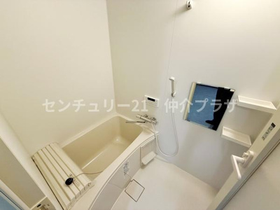 明るく清潔感のあるバスルームが毎日の疲れをやさしく癒してくれます。浴槽とシャワーエリアが分かれており機能的なデザインが特徴です。シンプルな設計と使いやすい設備が快適なバスタイムを演出します。