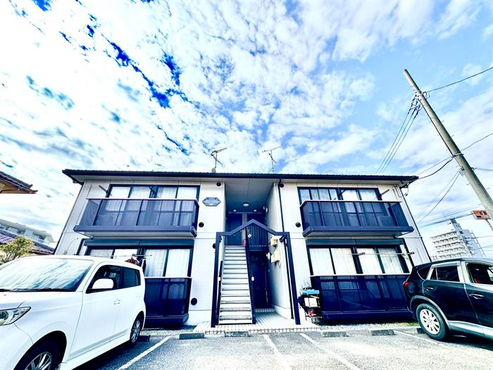 建物目の前に駐車場あります