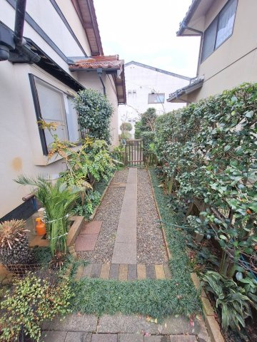 鳥取市雲山中古戸建て【庭つき】庭までの通路です