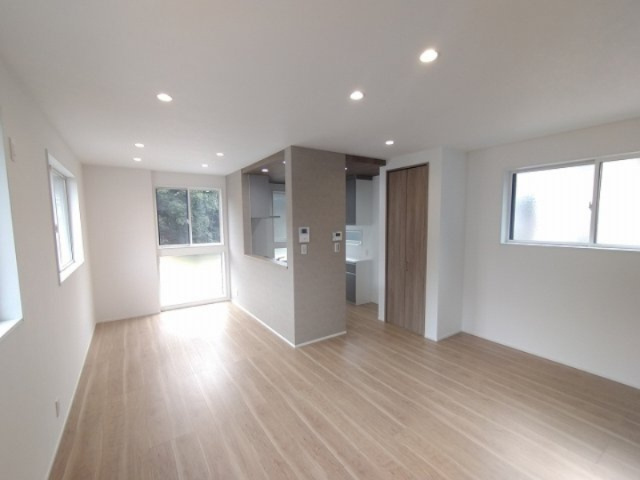白を基調とした壁紙とナチュラルな色合いのフローリングがお部屋全体をより広く、爽やかな印象に見せます。