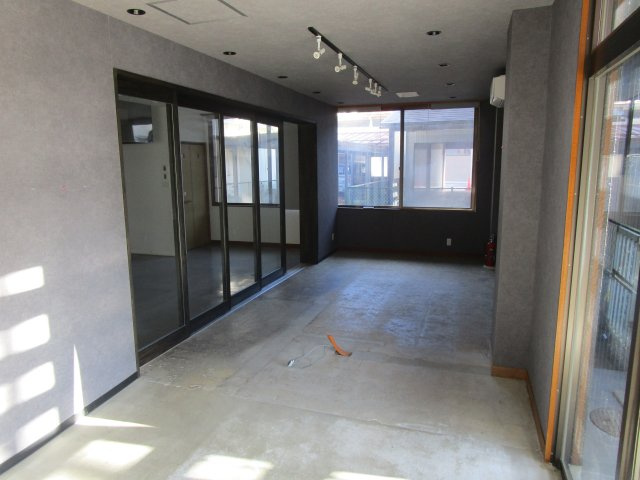 高山市江名子町の店舗一部