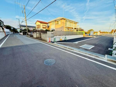 前面道路が広々としており車の出し入れも安心です。周辺は整備された街並みが印象的です。陽当たりの良さが感じられる現地写真です。全体的に落ち着いた住宅地に位置しています。