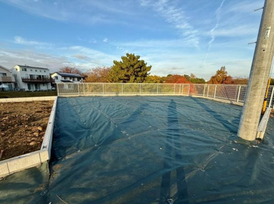 陽当たりが良く開放感のある現地土地写真です。周囲は閑静な住宅街に位置しています。敷地は整った形状で使い勝手の良い広さが確保されています。近隣には緑も多くゆったりとした雰囲気です。