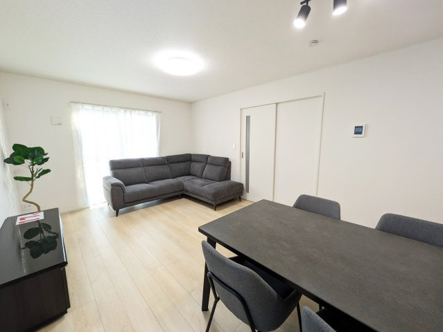 ご家族が集まるリビングダイニングは陽光あふれるあたたかなお部屋