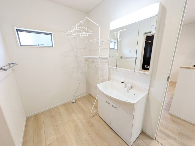 三面鏡の裏側の収納スペースには、スキンケア用品やヘアケア用品などをすっきり整理できます。