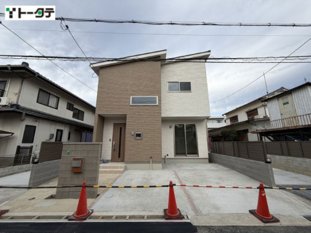 温かみのある木目調とクリーンなホワイトが調和した外観。前面には並列駐車が可能なカースペースを完備。