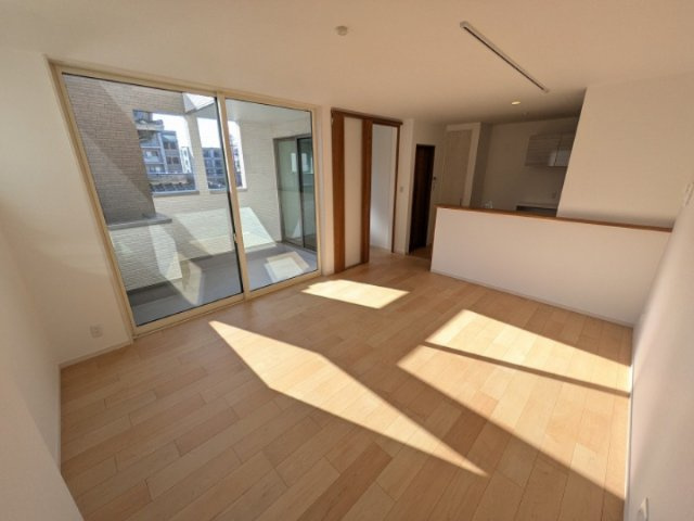 リビングからフラットに繋がる広々としたバルコニーが、室内空間をさらに広く贅沢に演出します。