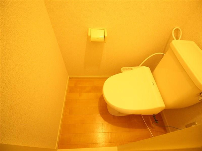 トイレには快適な温水洗浄便座付き～