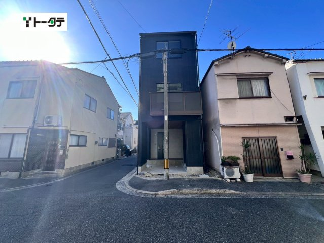 地震に強いベタ基礎や木造在来工法を採用した構造。将来の電気自動車利用に備えて専用回路も備えます。