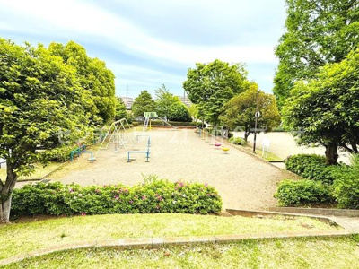 緑豊かな環境に囲まれた公園の様子です。遊具が設置されていて開放感のある空間が広がっています。清潔感のある整備されたエリアが印象的です。周囲には木々が多く落ち着いた雰囲気です。