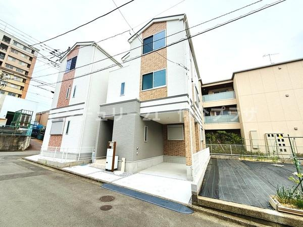 明るい印象の外観が特徴的な物件です。前面道路が広く車の出し入れがしやすい環境です。建物の配置が工夫されており開放感を感じられます。周辺との距離感が程よくゆとりを感じられる現地です。