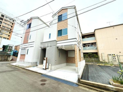 明るい印象の外観が特徴的な物件です。前面道路が広く車の出し入れがしやすい環境です。建物の配置が工夫されており開放感を感じられます。周辺との距離感が程よくゆとりを感じられる現地です。