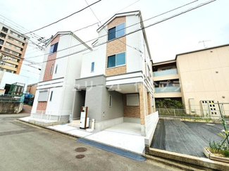 明るい印象の外観が特徴的な物件です。前面道路が広く車の出し入れがしやすい環境です。建物の配置が工夫されており開放感を感じられます。周辺との距離感が程よくゆとりを感じられる現地です。