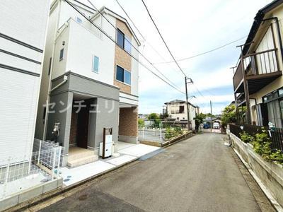 前面道路が広く見通しの良い環境です。新築の外観が印象的で周囲には住宅が整然と並んでいます。道路と敷地の段差が少なく出入りもスムーズに感じられます。周辺は開放感があり明るさも確保されています。