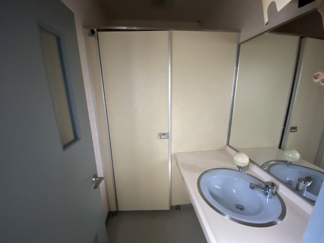横手市中央町中古テナント【トイレ】落ち着いた色調のトイレです