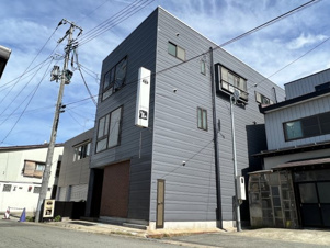 横手市中央町中古テナント【外観】モダンなデザインが特徴的で外壁はシンプルで濃い色のパネルが使用されており洗練された印象を与えます。窓が大きく十分な自然光を取り入れることができます。また全体的に直線的なデザインでスッキリとしています。