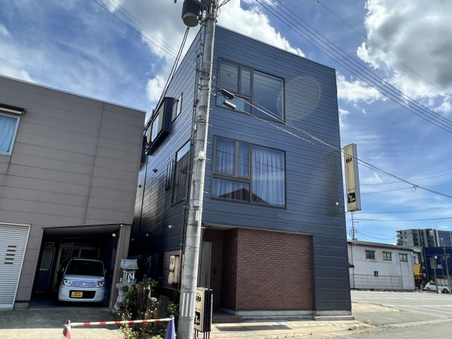 横手市中央町中古テナント【外観】都会的なモダンな外観です。落ち着いた色合いが魅力です。
