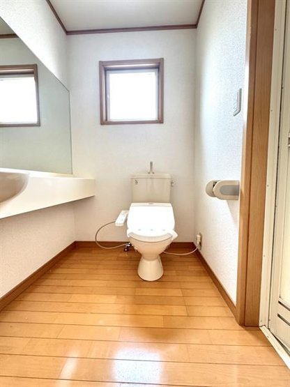 ゆったりしたスペースのトイレです