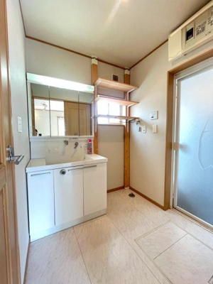 洗面台と洗濯機がすっきり収まる広さが確保されています♪