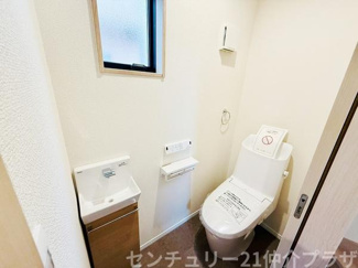 清潔感のあるトイレ空間です。換気用の窓があり室内の明るさも十分です。手洗い器も備わっており使い勝手の良いレイアウトになっています。設備の配置がシンプルで日常の利用に配慮されています。