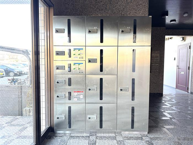 宅配ボックス完備なので、留守でも荷物を受け取れます