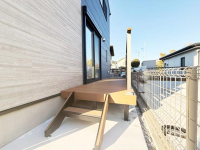 外観に調和したデザインのウッドデッキが印象的です。段差が少なく昇降しやすい設計となっています。敷地を有効に活用したスペースが確保されています。フェンスで囲われた安心感も魅力の一つです。